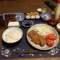 ご飯、いなり寿司,太巻き、ローストンカツ&コロッケ&メンチカツ、トマト,千切りキャベツ,鶏皮串,鳥もも肉&ニンニク串,鶏モモ串,蒸しだこの刺身、冷奴、沢庵、六条麦茶、練乳がけ手作り牛乳プリン(夕飯)|enarinさん