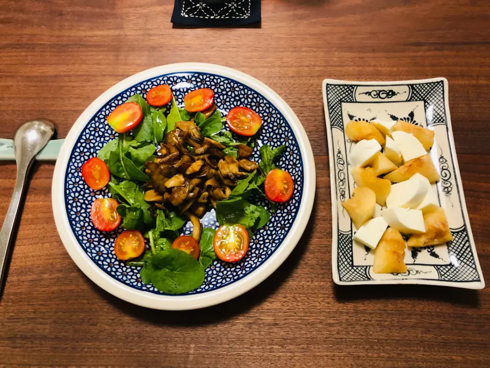 トマト・ルッコラ・舞茸のサラダ、桃のカプレーゼ|タロッカ主夫見習いさん