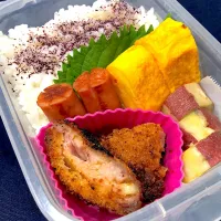 ゆかりご飯、たまご焼き、ウインナー、イカメンチ、おさつバターと塩昆布和え|きらきらさん