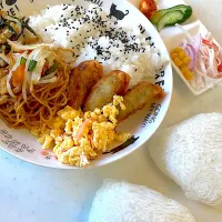 おっさんワンプレート　漬け物　サラダ　卵炒め　揚げ餃子　焼きそば　俺のチンピラ　おにぎり|ひげおやじさん
