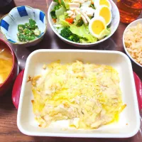 たらこポテトグラタン、たらこと鮭の炊き込みご飯、サラダボウル、オクラ胡麻合え|みーさん