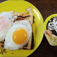 ホットサンドの目玉焼きのせ