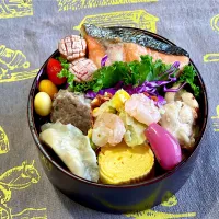 蒸し餃子、出し巻き卵、鮭、アボガドとエビ|めみさん