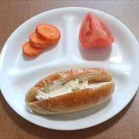 にんじん、トマト、小麦胚芽パンにケーキシロップとホイップチーズを塗って|ナナさん