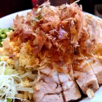 【TRY ラーメン大賞 2018年 
汁なし部門1位】 
【6年ぶり復活の夏季限定】
用心棒 神保町店 
冷やしまぜそば (1,200円、
麺300g) 
＋豚追加1 (180円)
＋ニンニクマシ (無料) 
＋ショウガマシマシ (無料) 
＋鰹節マシマシ (無料)
@神保町3分 
(JR水道橋駅から徒歩7分) 
25|大脇さん