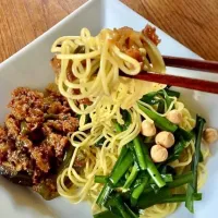 今日も「肉味噌ニラ焼そば」
ビールを添えて昼ごはん🍺