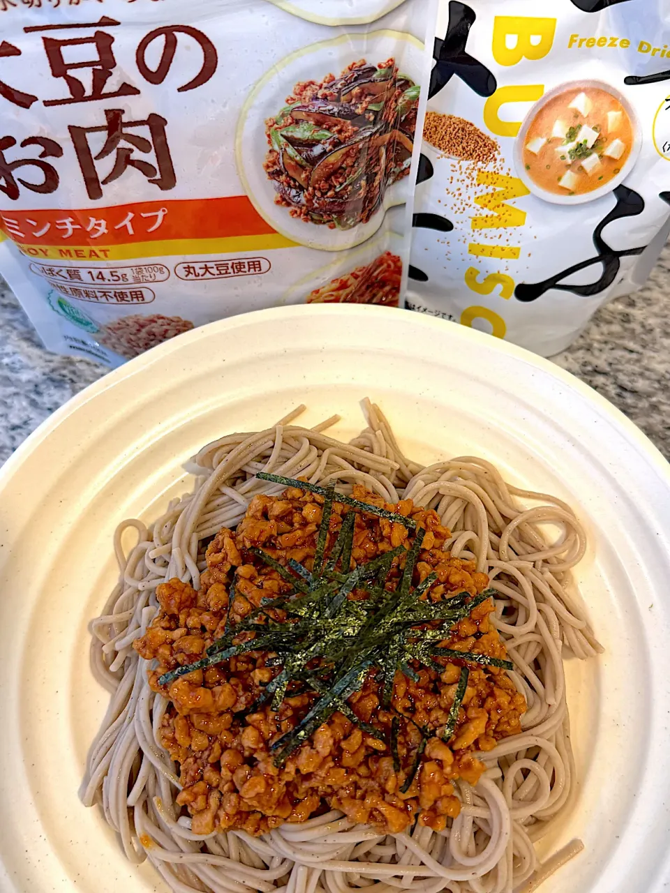 夏バテに！大豆のお肉&つぶみそと乾十割でラー油肉味噌蕎麦つくってみた|mimoさん