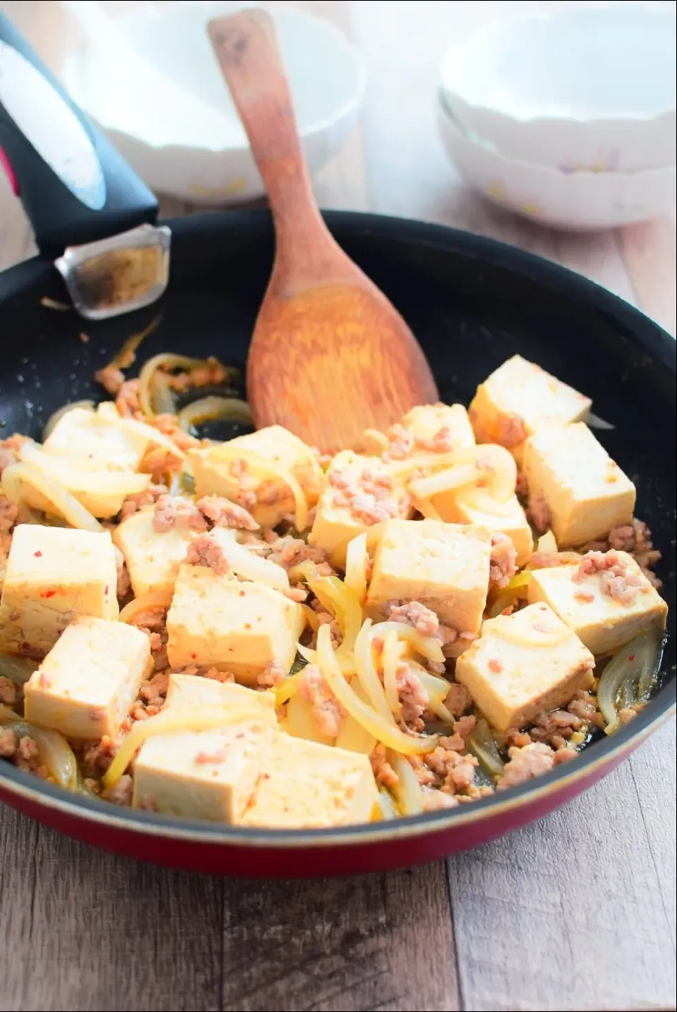 豆腐と玉ねぎのめんつゆピリ辛炒めのレシピ|アマイモノ・クウ蔵さん