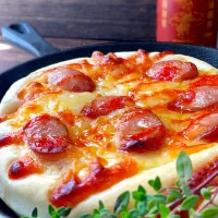 スキレットdeウインナーチーズフォカッチャwithシラチャーソース| 9421beruさん