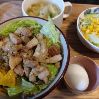 豚バラ塩丼、コーンサラダ、大根のお味噌汁|あきこさん
