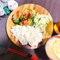押し麦ご飯、玉ねぎと油揚げの味噌汁、ピーマンの肉詰め、キャベツとツナとキュウリのコールスロー|サトリさん