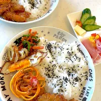 おっさんワンプレート　漬け物　サラダ　ササミの甘辛煮　パスタ　目玉の親父ハーフ　ちくわ　ピーマンにんじんしりしり|ひげおやじさん