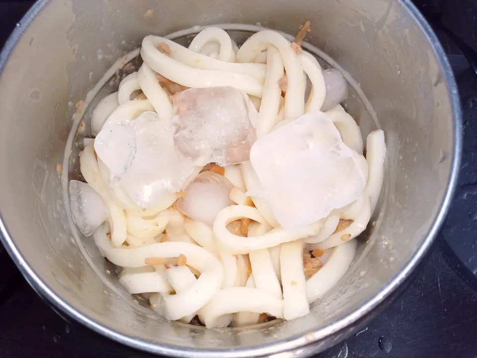 なめ茸と肉そぼろ入り胡麻ダレ冷やしうどん|darkbaronさん