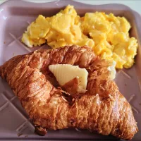 Scrambled eggs with butter croissant ~Malaysia bakery Season🤤😍crispy buttery| 🍒lynnlicious🍒さん