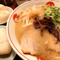 【1959年北九州市で初代が創業。
1999年息子の二代目が脱サラして
継承し、 渋谷に移転】 
唐そば 渋谷二丁目店 
ラーメン (900円) 
＋オニギリ1個 (沢庵付き、50円)
＋ゆで玉子2個 (殻まま、50円×2) ＠渋谷2分
25203
〈醤101塩30噌󠄀17タ7昆9出9F12
冷16混2〉|大脇さん