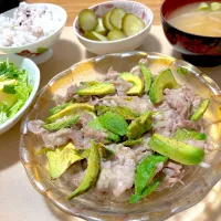 2025/08/01 豚バラとアボカドのチン！(レンジ蒸し)、たまご豆腐サラダ、キュウリ漬物(無印ぬか漬け生活)|kykyさん