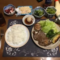 ご飯、ビーフステーキ、野菜ソテー(茄子&オクラ&ピーマン)、大根ステーキ、レタス、味玉、マカロニサラダ、たこの梅酢漬け、野沢菜漬け、枝豆、烏龍茶、練乳がけ手作り牛乳プリン(夕飯)|enarinさん