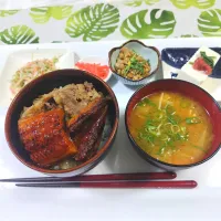 ウナ牛丼です✨土用の丑の日なもんで🍀|rikako♪。.:＊さん