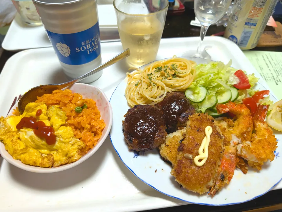 8/1(金)夕食。お子様ランチ風に、ハンバーグ、エビフライ、カニコロッケとスパ、簡易(笑)オムライス。|へいちゃんさん