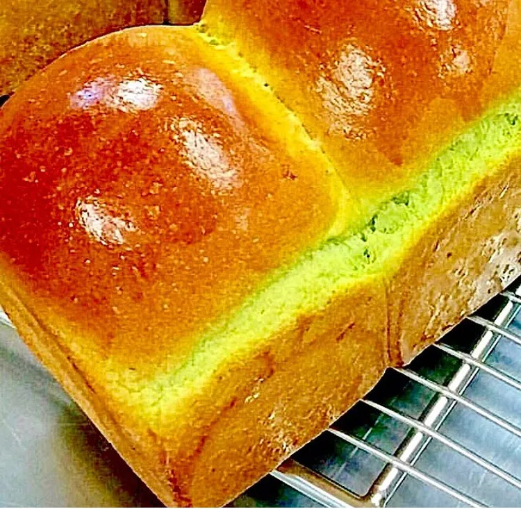 今日のパン「ジェノベーゼ.ローフ」
pane genovese
バジル.松の実.オリーブオイルで
ワンロープを焼いたよ🌿
南蛮漬けという名のエスカベッシュと
マスカルポーネを添えて 朝ごはん🍞|ばくあんしゃさん