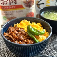 由美さんの料理 『備蓄品でいざ飯チャレンジ』いつものそぼろ丼を大豆のお肉で😊