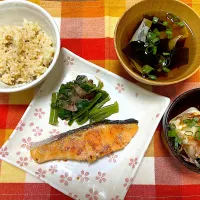鮭塩焼き、蔓紫のおひたし、冷奴、湯葉とわかめのスープ|jackybeanさん