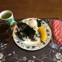 混ぜご飯おにぎり、塩にぎり、梅にぎり、オギノパンのあげぱん、野沢菜漬け、熱い日本茶、六条麦茶、バナナ(朝ご飯)|enarinさん