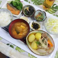 お昼の定食です✨肉じゃがとサーモンの竜田揚げなど🍀