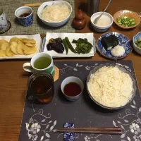 そうめん、刻みオクラ,大根おろし、じゃがいもとピーマンとオクラとなすの素揚げ、混ぜご飯おにぎり,塩にぎり、野沢菜漬け、熱い日本茶、六条麦茶(昼飯)|enarinさん