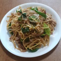 キャベツとピーマンともやしで焼きそば|ナナさん