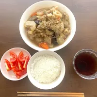鶏ももと根菜とどんこの筑前煮　先日作った根菜たっぷりのけんちん釜揚げきしめんと根菜たっぷり田舎カレーの時に買った根菜の余りを使い切りました。晩ご飯にはまだまだ早い時間帯ですが、この後、大須夏祭りを見てから半田に行ってCanal Nightを見るので、その前に晩ご飯を済ませておこうと思ってこうなりました。|なびさん