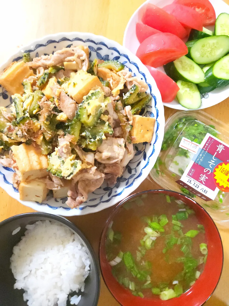 厚揚げのゴーヤチャンプル、きゅうりとトマトのサラダ、インスタント味噌汁、青しその実|さきさん