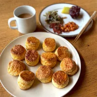 スコーンと小さなおかずの朝ごはん