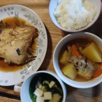 カレイの煮付け、肉じゃが、お味噌汁、きゅうりの漬物、ご飯|あきこさん