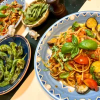 ベーコン🥓と茄子🍆とブロッコリー🥦とマッシュ🍄のトマト🍅ソースのパスタ
と
朝どり甘唐辛子🌶️と枝豆🫛で晩ごはん|Takeshi  Nagakiさん