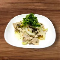 豚肉と玉ねぎの梅だれ炒め➕大葉トッピング♪| ゆっきー♪さん