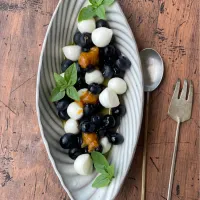 ブルーベリーとチーズサラダをオリーブオイルとあんずジャムで