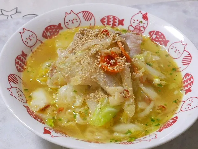 サッポロ一番塩ラーメン🎊野菜炒め乗せ✨ラードで炒めてコクが出た🎉😆|深夜特急fさん