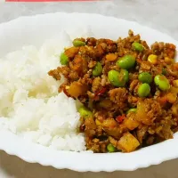ガパオライス風✨✨ガパオライスは苦手な食材が入ってるので。。。自分の好きな具でつくった🤭🎉　とりあえずバジル振っとけばガパオライス風になる😆✨　本番の容赦ない辛さレベルで🔥|深夜特急fさん