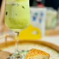Ooo… just me, my matcha, and banana pie.🥧|B&Bさん