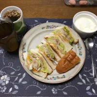 トーストサンドイッチ、オギノパンのあげぱん、カットワカメ＆フライドレッドオニオン＆乾燥スライスニンニク入りタマネギスープ、六条麦茶、グラニュー糖入りヨーグルト(昼飯)|enarinさん