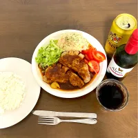 ホークチャップ　ポテサラも手作りです。今日は大須夏まつりを見てから一旦マンションに戻り、ポテサラを作って冷蔵庫に入れてから安城七夕まつりに出かけました。安城から戻ってきてから肉を焼き、キャベツとトマトを刻んで添え、冷蔵庫からポテサラを取り出して添えて、🍺と🍷とともにいただきまーす😋|なびさん