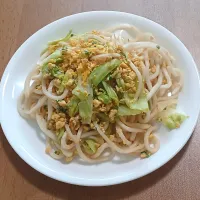 卵とキャベツとネギの焼きうどん|ナナさん