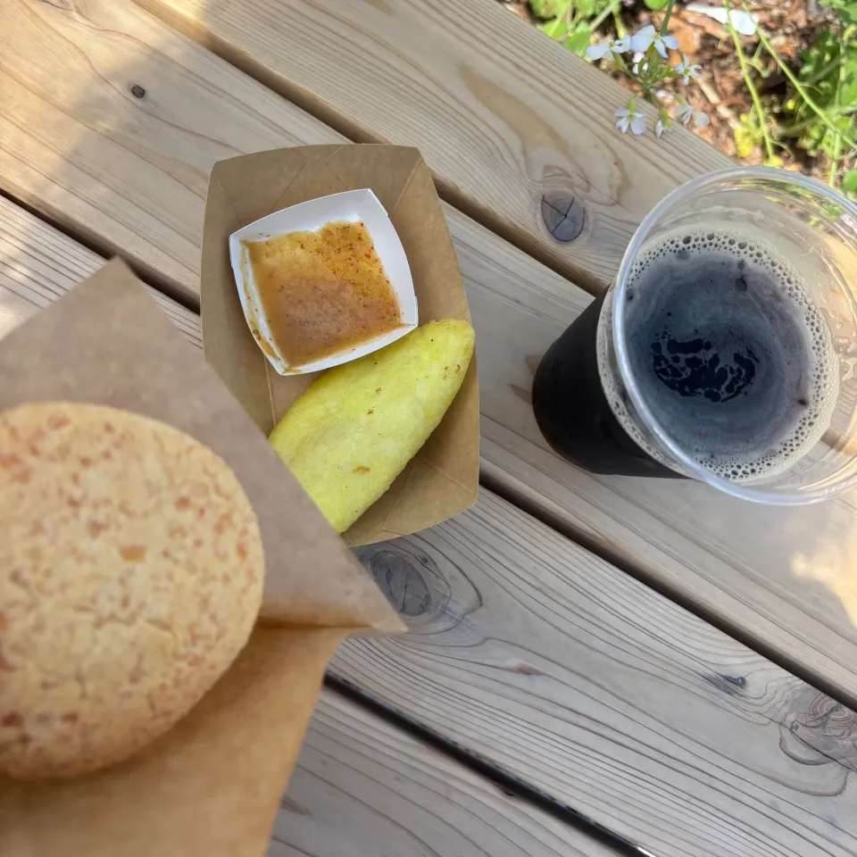 コロンビア館のチーズパン＆エンパナーダと炭酸飲料(名前忘れた)|sweet jordanさん