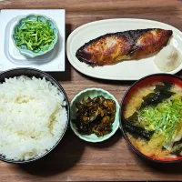 今日の朝ごはん（ごはんは千葉県産粒すけ、ぶりの塩麹漬、納豆、大根とわかめのみそ汁、葉唐きゅうり）|Mars＠釜飯作り研究中さん