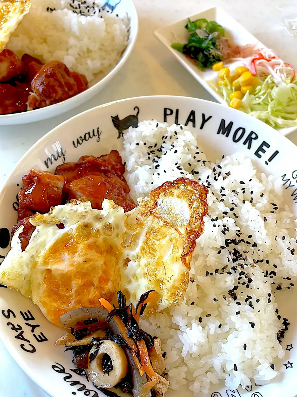 おっさんワンプレート　ひじき　目玉の親父　唐揚げチリソース味　ほうれん草　サラダ|ひげおやじさん