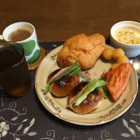 レーズンロールパントーストサンドイッチ、ポン・デ・リングっぽいパン、塩バターパン、ピザパン、ホットコーヒー、バナナ&グラニュー糖入りヨーグルト(朝ご飯)|enarinさん