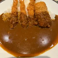 あまりに暑いので、エビフライカレー。ルーマシマシのカニクリームコロッケのトッピング。|tamemitiさん