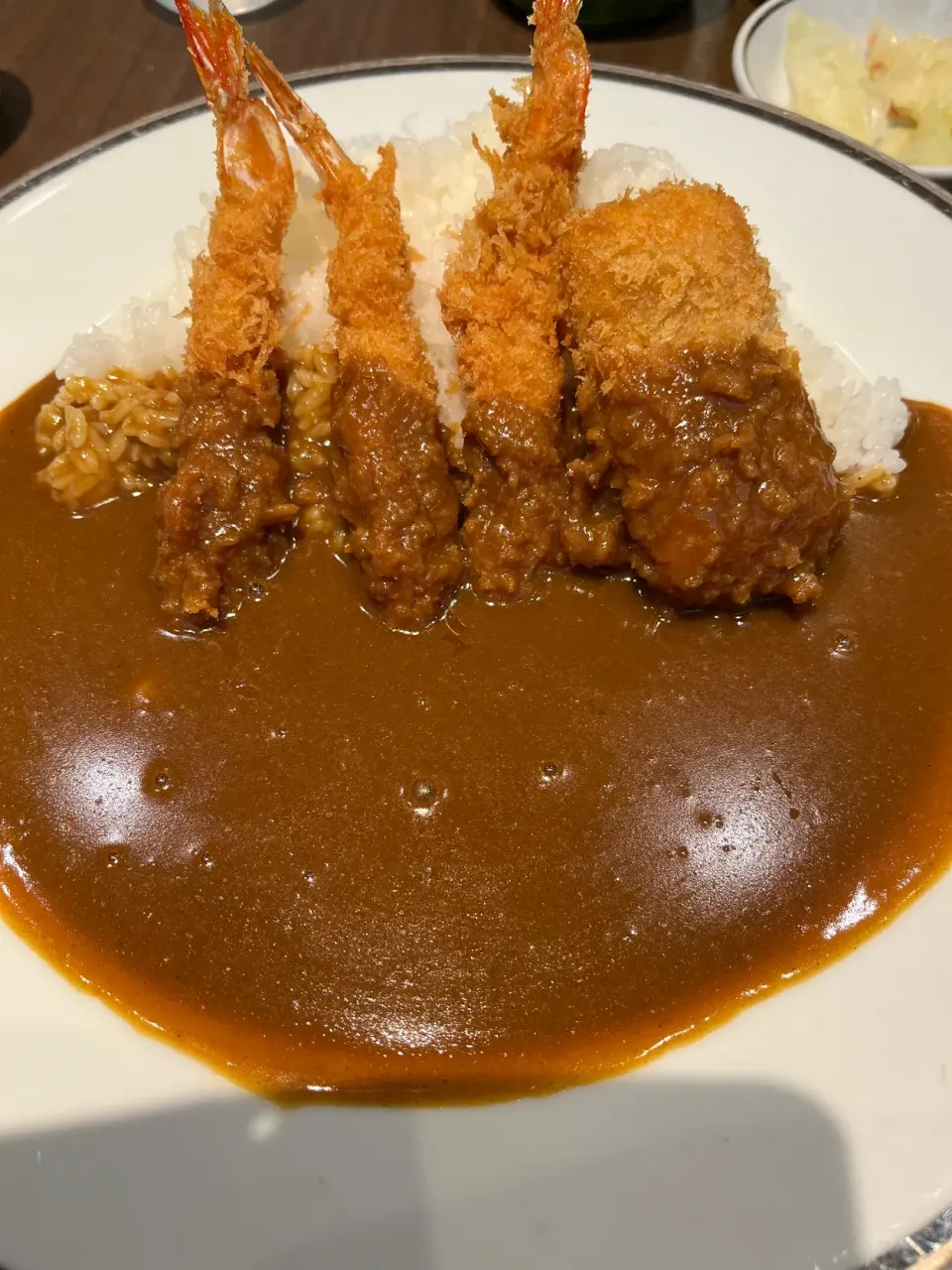 あまりに暑いので、エビフライカレー。ルーマシマシのカニクリームコロッケのトッピング。|tamemitiさん