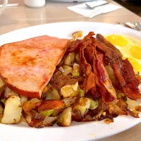 Hungryman’s breakfast - ham, potatoes, bacon, sausage, eggs|🌺IAnneさん